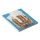 Drie hotdogs in bundels notitieblok (Schuin)