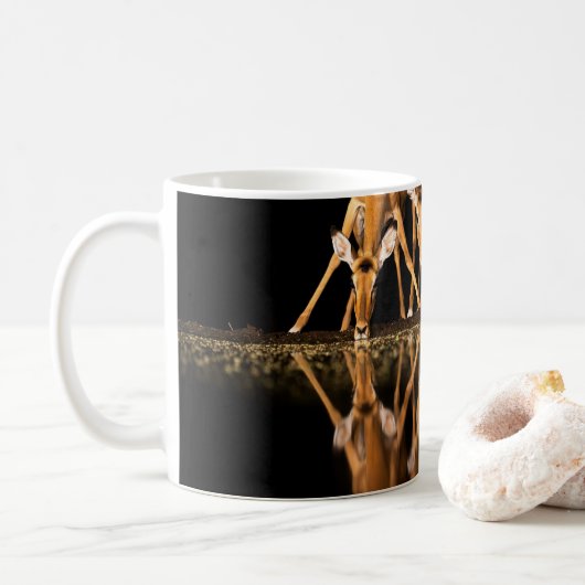 Drie impala's drink 's nachts samen koffiemok (Met donut)