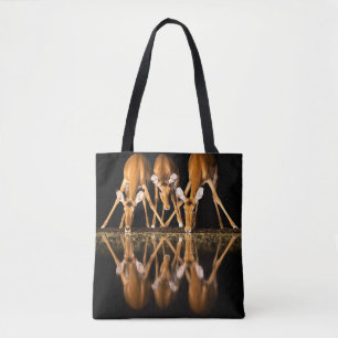 Drie impala's drink 's nachts samen tote bag