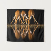 Drie impala's drinken 's nachts samen wandkleed (Voorkant (horizontaal))