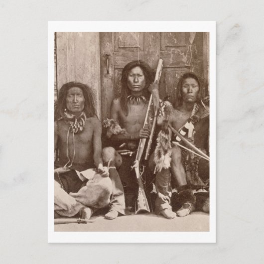 Drie Indische Braves, gefotografeerd door de Royal Briefkaart (Voorkant)