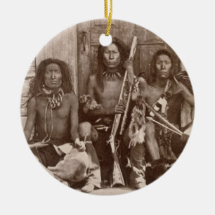 Drie Indische Braves, gefotografeerd door de Royal Keramisch Ornament