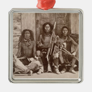 Drie Indische Braves, gefotografeerd door de Royal Metalen Ornament