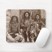 Drie Indische Braves, gefotografeerd door de Royal Muismat (Met muis)