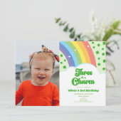 Drie is een charmante regenboogklaver 3e verjaarda kaart (Staand voorkant)