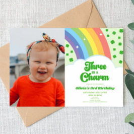 Drie is een charmante regenboogklaver 3e verjaarda kaart