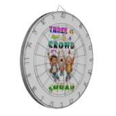 Drie Is Geen Menigte Het Is Een Squad Dartbord (Voorkant Links)