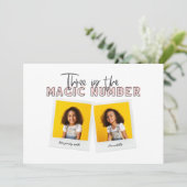 Drie is het magische derde verjaardagsfeest aankondiging (Staand voorkant)