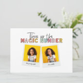 Drie is het magische derde verjaardagsfeest aankondiging (Staand voorkant)