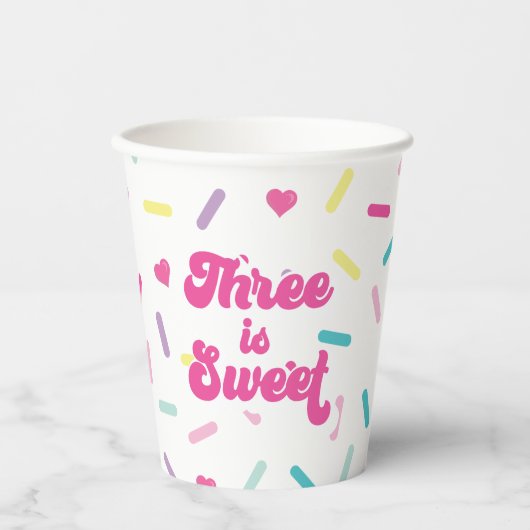 Drie is Sweet Sprinkles 3e verjaardag Papieren Bekers (Voorkant)