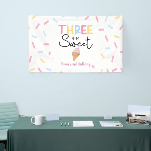 Drie is zo lief ijs 3e verjaardagsfeest spandoek (Beurs)