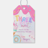 drie is zo lief jarig cadeaulabel (Voorkant)