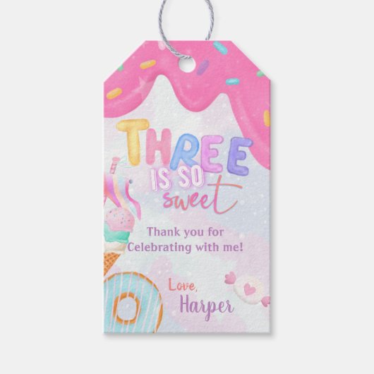 drie is zo lief jarig cadeaulabel (Voorkant)