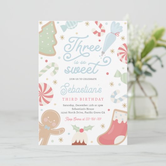 Drie is zo lief kerstkoekje 3e verjaardag kaart (Staand voorkant)