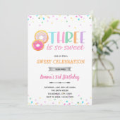 Drie is zo'n mooie uitnodiging. kaart (Staand voorkant)