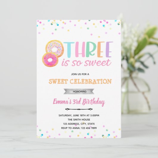 Drie is zo'n mooie uitnodiging. kaart (Staand voorkant)