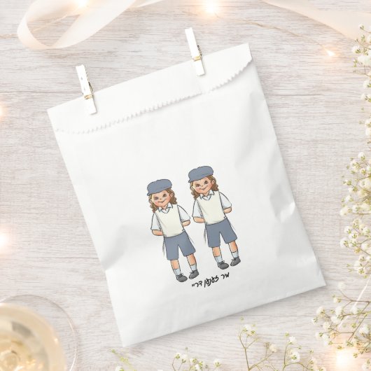 Drie jaar oude grijze tweelingjongen upsherin guns bedankzakje (Geknipt)