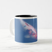 Drie Japanse koivissen in vijver Tweekleurige Koffiemok (Voorkant links)