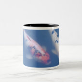 Drie Japanse koivissen in vijver Tweekleurige Koffiemok (Center)