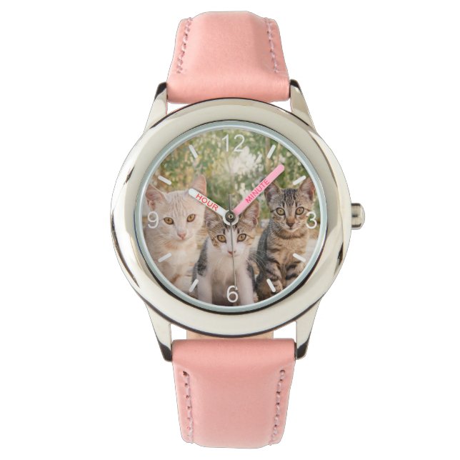 Drie jonge kat kittens zitten bevriend samen horloge (Voorkant)