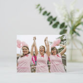 Drie jonge vrouwen die in roze zijn gekleed, renne briefkaart (Staand voorkant)
