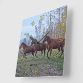 Drie kastanjesteekpaarden die in Sync bewegen Vierkante Klok (Hoek)