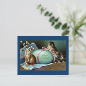 Drie katten en een groot blauw paasei feestdagenkaart (Staand voorkant)