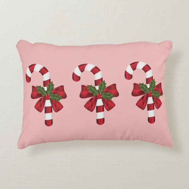 Drie Kerst Kerststokken Op Lichtroze Accent Kussen (Voorkant)