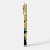 DRIE KERSTENGELEN IN BLAUWE PERKAMENTEN MONOGRAM iPhone 15 CASE (Linkerkant)