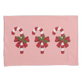 Drie kerstsnoepjes op lichtroze kussensloop (Voorkant-Rechts)