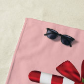 Drie kerstsnoepjes op roze strandlaken (In situ)