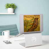 Drie Kikkers Knoop – Whimsicale Amfibische Woordsp Sticker (Laptop op bureau)