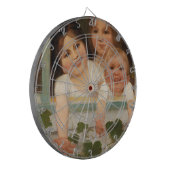 Drie kinderen aan het raam dartbord (Voorkant Links)