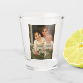 Drie kinderen aan het raam shot glas