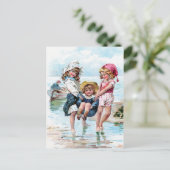 Drie kleine meisjes die bij het strand spelen briefkaart (Staand voorkant)