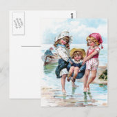 Drie kleine meisjes die bij het strand spelen briefkaart (Voorkant / Achterkant)