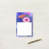 Drie kleuren Gerberas Post it Notes (Op bureau)