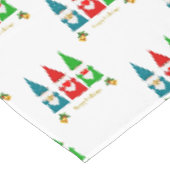 Drie kleurrijke kerstkabouters op wit tafelkleed (Gekanteld)