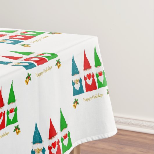 Drie kleurrijke kerstkabouters op wit tafelkleed (Voorbeeld)