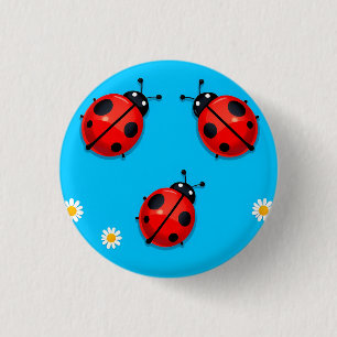 Drie kleurrijke lieveheersbeestjes op blauwe achte ronde button 3,2 cm