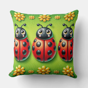 Drie kleurrijke lieveheersbeestjes op een groene a kussen