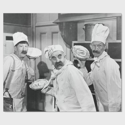 Drie koks houden taarten vast voor een gevecht in  cadeaupapier (Vlak)