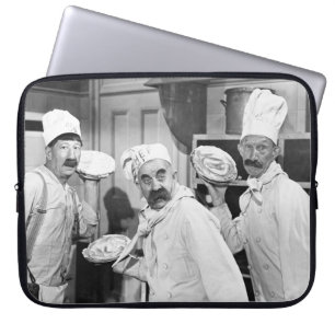 Drie koks houden taarten vast voor een gevecht in laptop sleeve