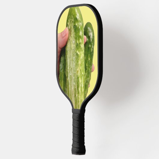 Drie komkommers op Gele Pickleball Paddles (Links)