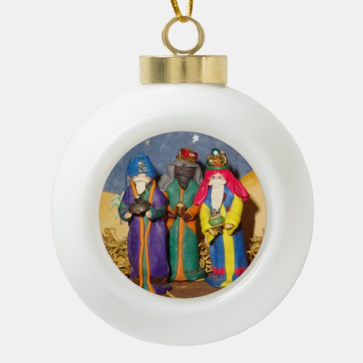Drie koningen met cadeaus voor baby Jezus Kerstmis Keramische Bal Ornament (Voorkant)