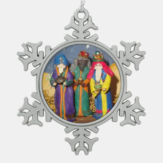 Drie koningen met cadeaus voor baby Jezus Kerstmis Tin Sneeuwvlok Ornament (Voorkant)