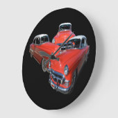 drie koolzure rode en witte vintageauto's, grote klok (Hoek)