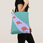 Drie koraalrode vissen op turquoise tote bag (Dichtbij)
