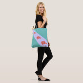 Drie koraalrode vissen op turquoise tote bag (Op model)