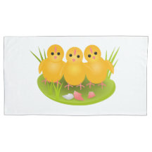 Drie kuikens met eierschaal